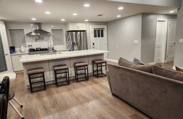 3 Bedroom 2 bath house w/ Pool & BBQ close to Knotts and Disney