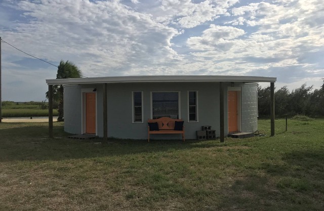 CASA DE 3 DORMITORIOS Y 2 BAÑOS EN LA BAHÍA Y BAHÍA. DUERME 13