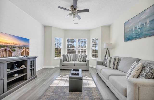 3 bedroom 2 bath, Southern and beach style apt comfortable for whole family