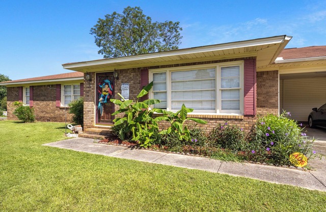 3-bedroom/2-bath Tropical Paradise house minutes from downtown and the stadium.