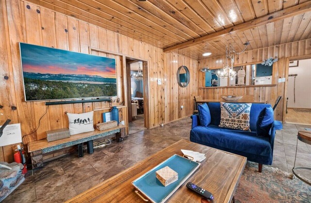 3-bedroom & 2 Bath cozy cabin in Big Bear, hiking trails next to Boulder Bay