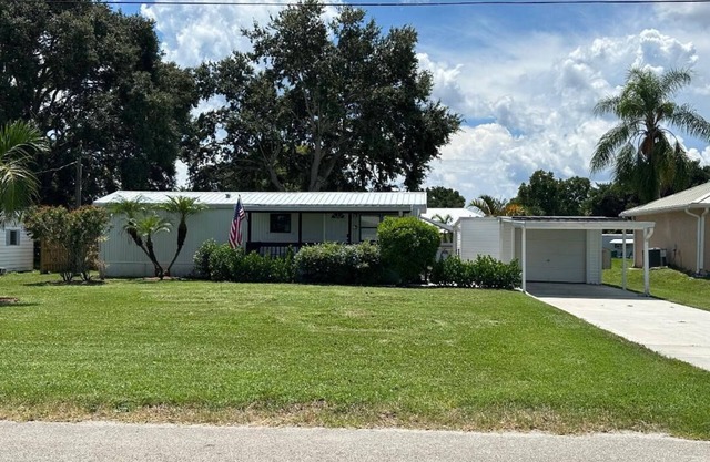 3-bedroom, 2-bath waterfront escape directly on a canal w/boat access to Lake O