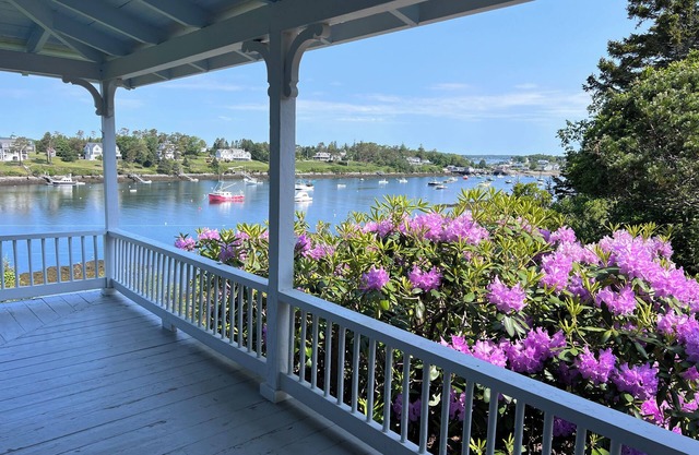 3 bedroom, 2 bathroom classic Maine cottage with ocean views into Mackerel Cove