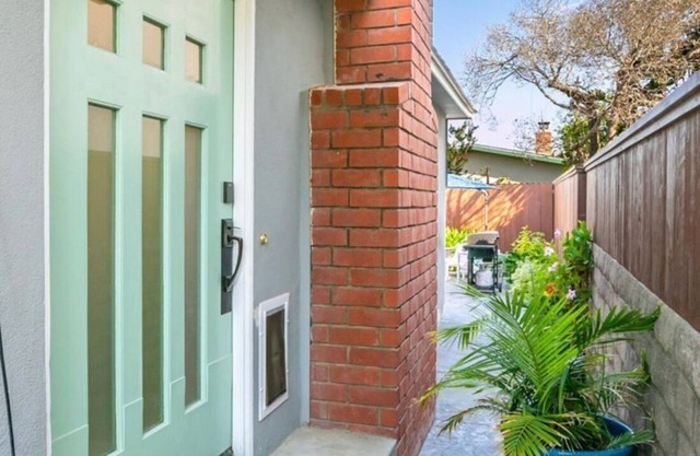 3 Bedroom 2 Bathroom Bungalow Steps from the Sand