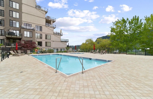3 bedroom, 2 bathroom condo on Mara Lake with Pool and Boat Slip