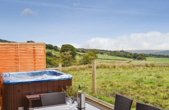 3 bedroom 2 bathroom Clyde lodge with hottub and excellent views