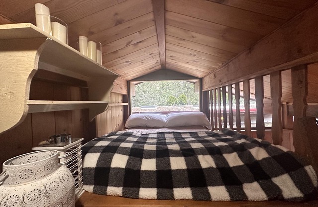 3 Bedroom 2 Bathroom Waterfront Cabin on the River W/ Mini Loft W Fire Pit