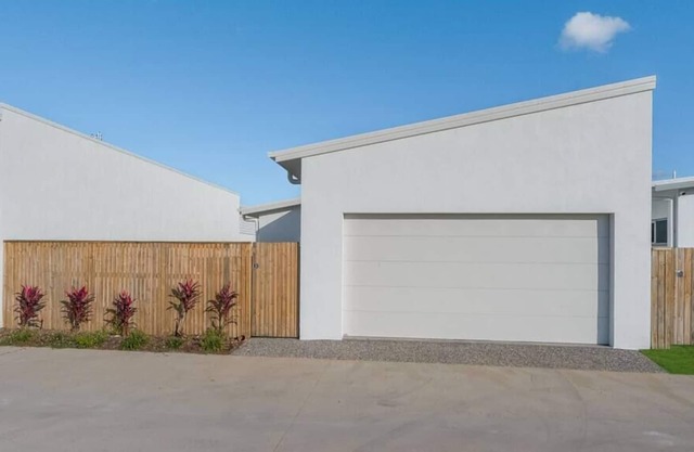 3 bedroom 2 bathroom in Oonoomba