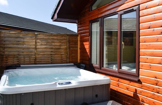 3 bedroom 2 bathroom Spey lodge with hottub and excellent views