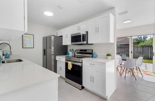 Bright 3 Bed 2Bath Home w/parking and outdoor BBQ