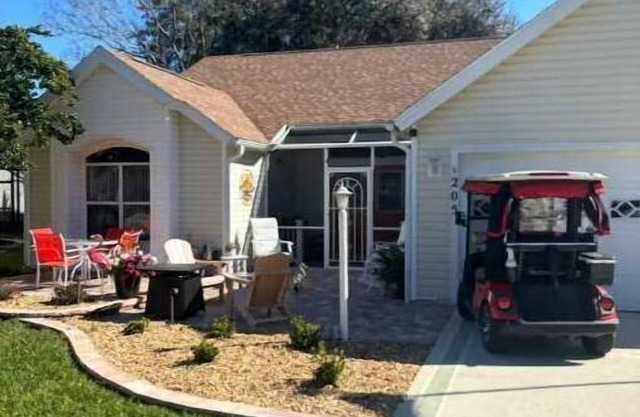 3 Bedroom 2 Bathroom sleeps 6 and includes golf cart - close to town squares