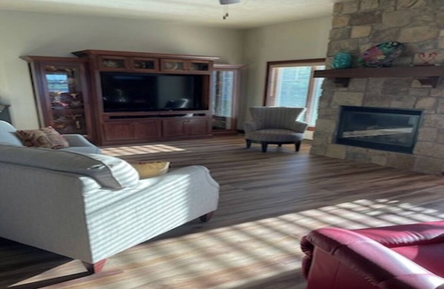 3 Bedroom 3 bath w/Sunroom on large pond - EAA 24 miles