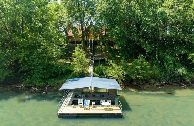 3 Bedroom 3 Bathroom Cabin on Little Red River w/ Private Dock!