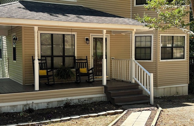 3 bedroom/3 bathroom house in charming Cullman minutes to lake, town, interstate