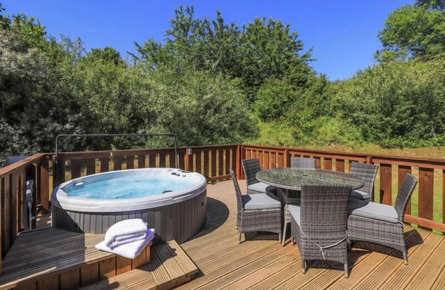 3 Bedroom, 5 star, award winning Lodge with luxurious hot tub (sleeps 6)