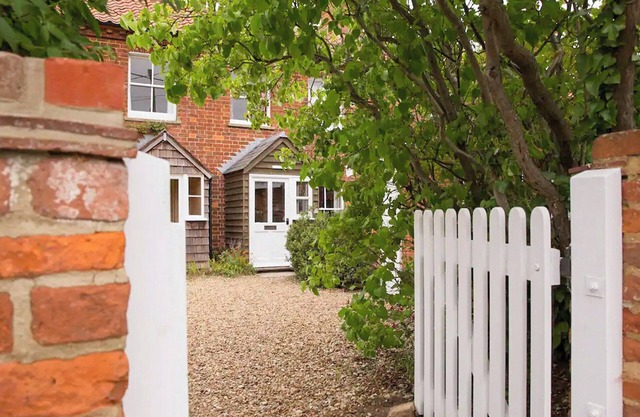 An enchanting cottage to experience the charm of coastal living, short walk to sandy beach and pub.