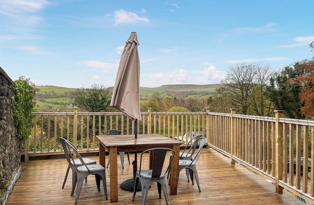 A modern, yet cosy, first floor apartment located within the heart of Chapel-en-le-Frith.