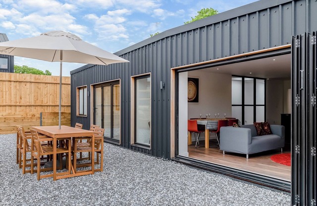3 bedroom accommodation in Mannington