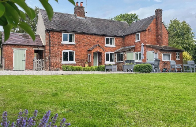 3 bedroom accommodation in Shirley, near Ashbourne