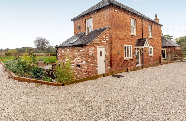3 bedroom accommodation in Longford, near Ashbourne