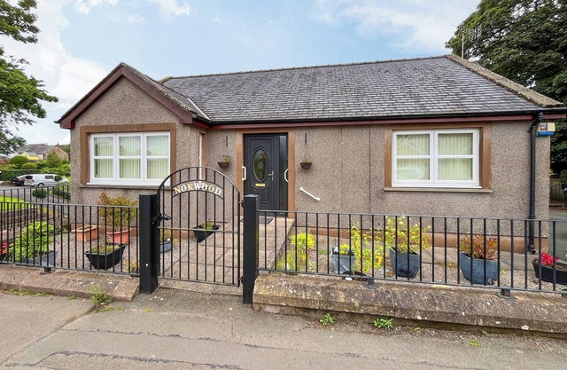 3 bedroom accommodation in Thornhill