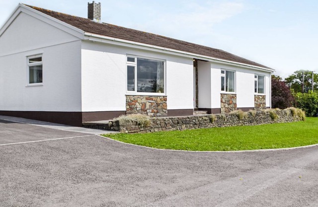 3 bedroom accommodation in Pontyates, near Llanelli