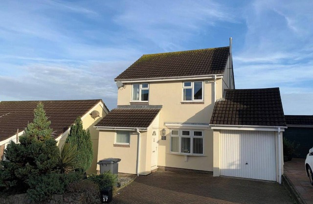 Paignton View is a 3-bedroom house sleeping up to 6 guests.