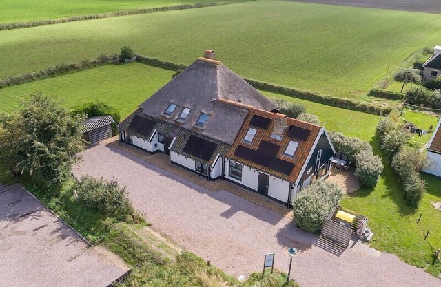 3 bedroom accommodation in Oosterend