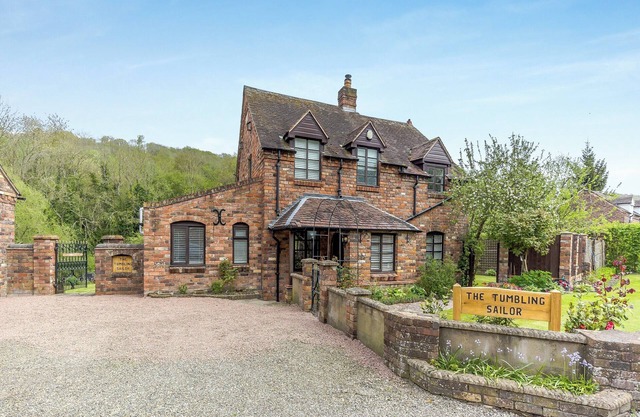 A welcoming spacious cottage for six located in the Ironbridge Gorge.