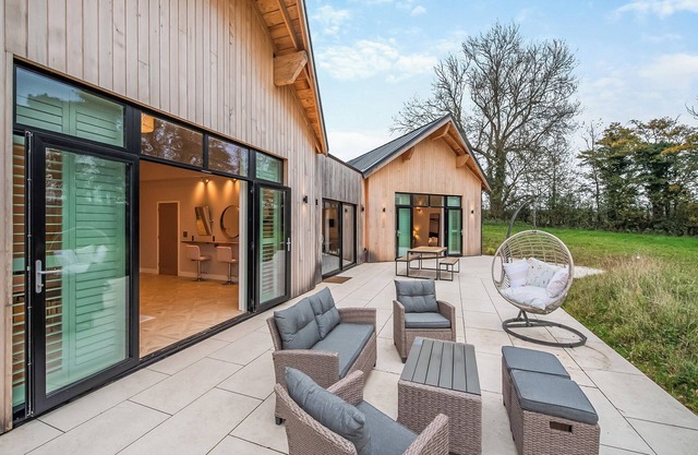 The "OhSo Cabin" in Exeter is a serene three-bedroom, two-bathroom holiday home that sleeps six.