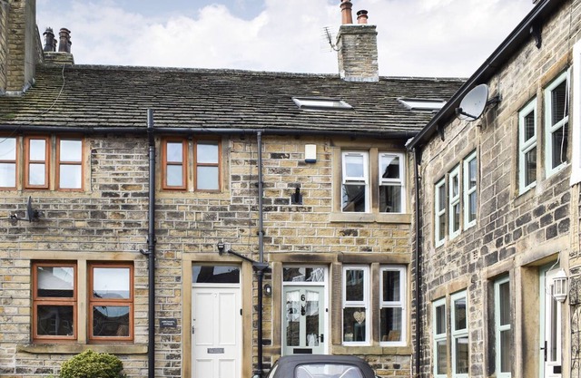 3 bedroom accommodation in Honley, near Holmfirth
