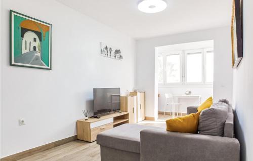 3 Bedroom Amazing Apartment In Cadiz