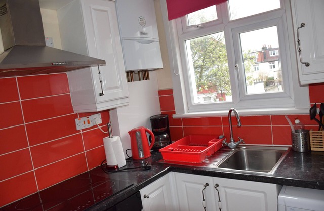 3 Bedroom apartment, 2 Bathrooms, 10 min. tube, 20 min. City centre