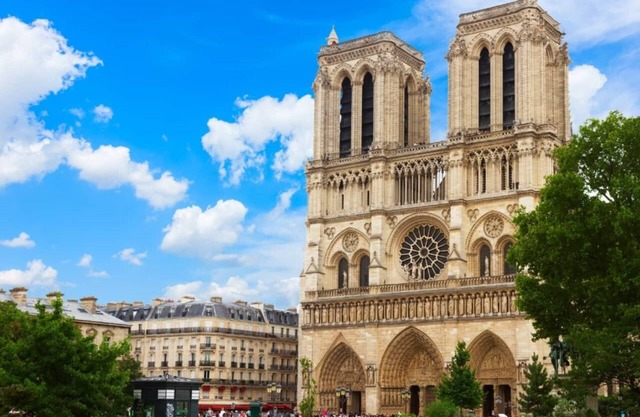 3 bedroom apartment close to Notre Dame Cathedra
