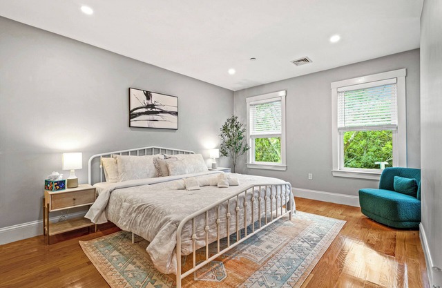 3-bedroom apartment in charming Boston/ Near Train