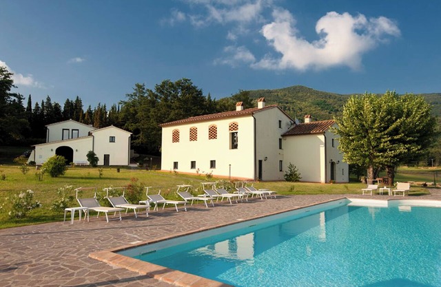 3-bedroom apartment in Tuscany, ancient farm, nature, swimming pool, 8 guests