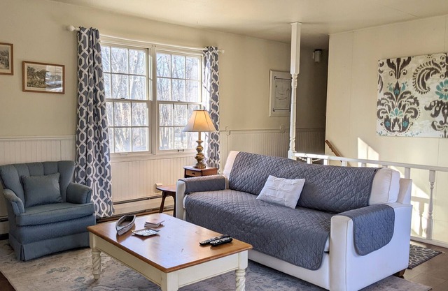 3-Bedroom apartment located 1 mile away from Portage Lake beach