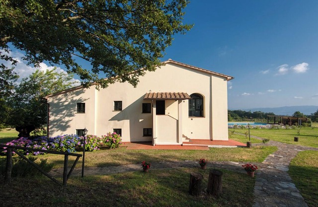 3-Bedroom Apartment Tuscany, Ancient Farm, Nature, Swimming Pool, 6 Guests