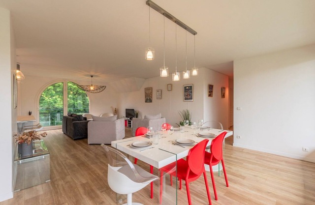 3 bedroom apartment w/ private parking and terrace