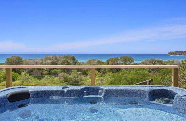 3 bedroom beachfront property - Stunning Ocean views - direct access to beach