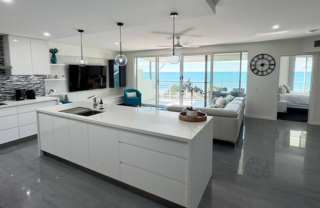 3 Bedroom Beachfront Penthouse w/Epic Rooftop & Ocean Views