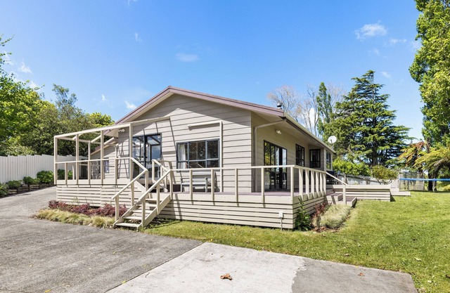 3 bedroom bungalow next to awesome swimming hole!
