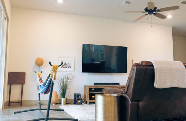 3-bedroom bungalow in charming Bakersfield with WiFi, AC