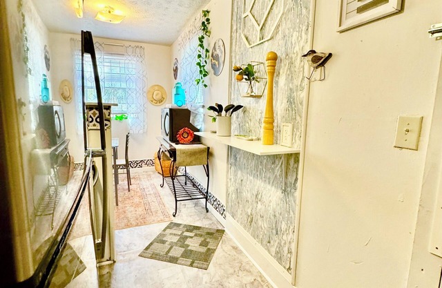 3-bedroom bungalow in fabulous downtown Springfield area in JAX FL- WiFi, AC
