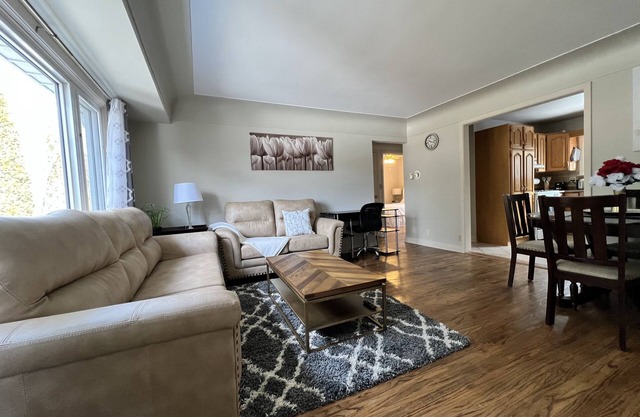 3-bedroom Bungalow with a beautiful deck, 5mins from SpringBank Park