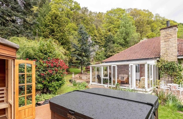 3 bedroom bungalow with htub & private loch access