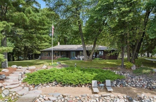 3-bedroom cabin + adjacent 5-bedroom log cabin on Rush Lake.