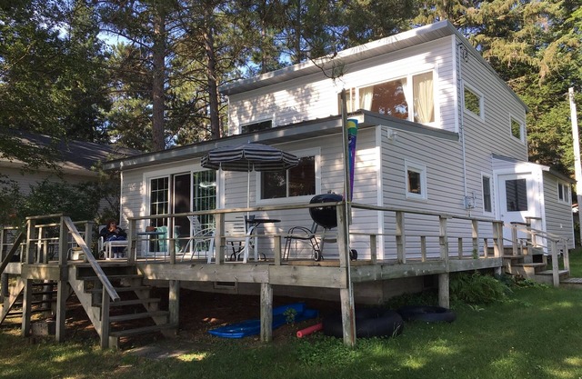 Amplia cabaña de 3 habitaciones en Long Lake, a pasos del agua