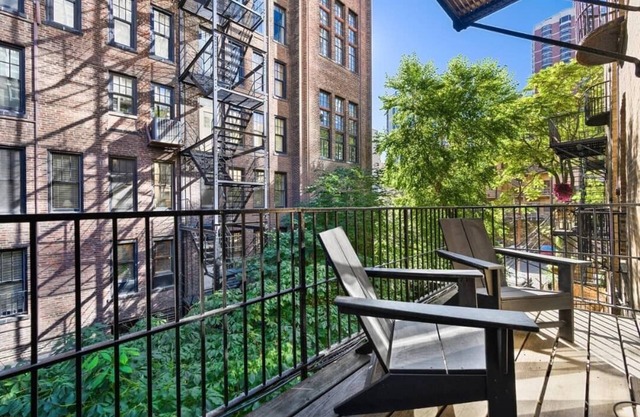 3-bedroom condo in cool Chicago with WiFi, AC