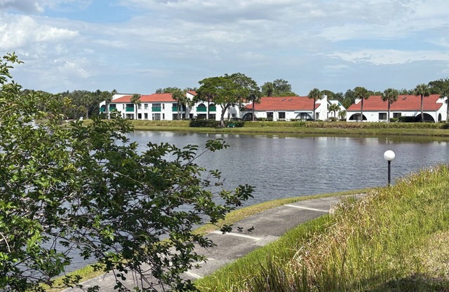 3-bedroom condo in fabulous Sebring WiFi, AC, fitness room 3 Month stay Min